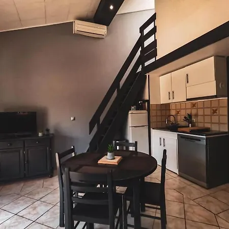 Petite Maison, Toute Equipee A 600m De La